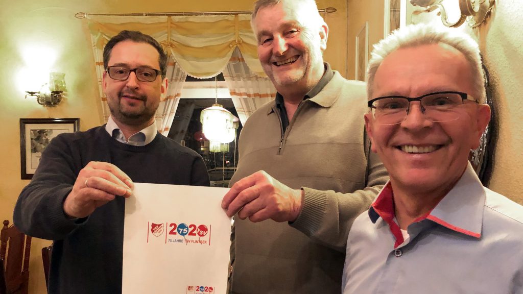 Jürgen Lüneberg, TSV-Vorsitzender (re.), und Ulrich Finkeißen, TSV-Vorstand, freuen sich über das Gewinnermotiv von Ulrich Bauer.