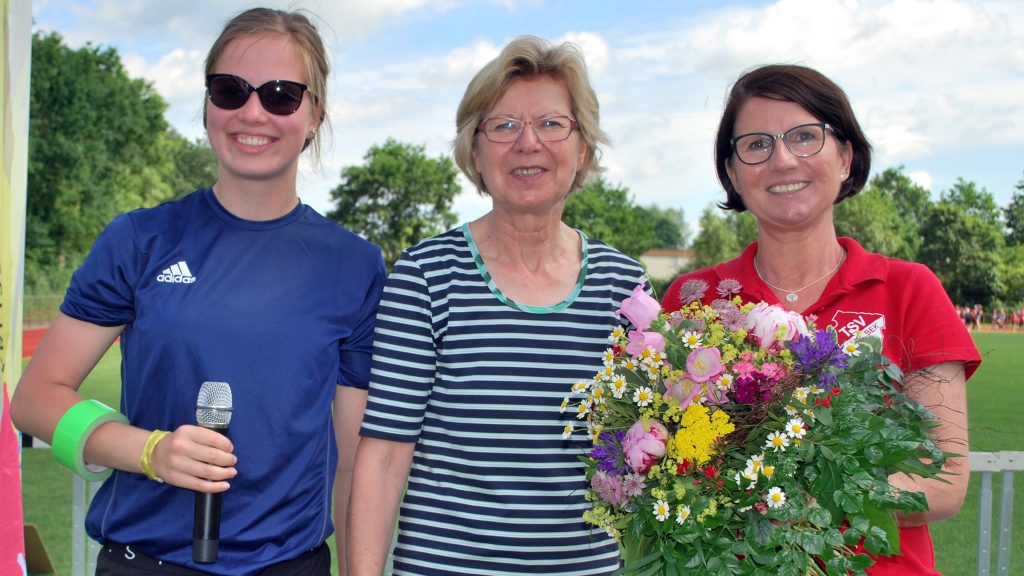 Der KreisleichtathletikverbaRendsburg-Eckernförde ehrt Sabine Behr vom TSV Flintbek
