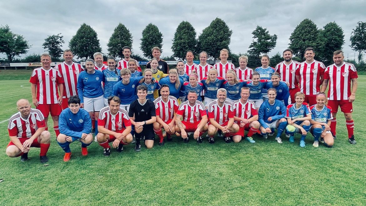 Mannschaftsfoto TSV Flintbek Alt-Herren und Holstein-Kiel Women